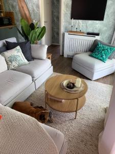 Una sala de estar con dos sofás y una mesa de café. en Hausboot Arneburg, en Arneburg