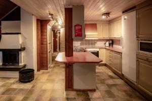 una cocina con una isla en el medio. en Bakkebyvegen 7B, en Trysil