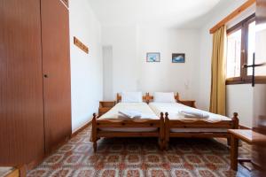 Stavros Pension tesisinde bir odada yatak veya yataklar