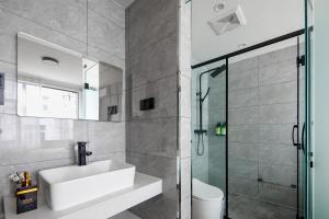 un baño con lavabo y ducha en Huangshan Yunyi B&B, en Tangkou