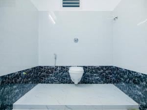 ein Badezimmer mit einer Toilette in einer schwarzen Arbeitsplatte in der Unterkunft La French villa in Puducherry + 8 Fotos