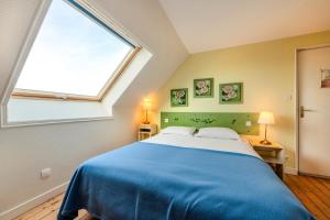 La Demeure Océane في Portsall: غرفة نوم بسرير كبير مع نافذة كبيرة