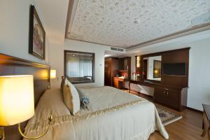 Ein Bett oder Betten in einem Zimmer der Unterkunft Prime Boutique Hotel