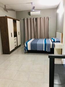 ein Schlafzimmer mit einem Bett und einer Kommode in der Unterkunft Dúplex Birnbaum Ruiz Diaz in Roque González de Santa Cruz + 9 Fotos