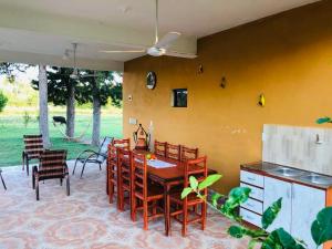 ein Esszimmer mit Tisch und Stühlen in der Unterkunft Dúplex Birnbaum Ruiz Diaz in Roque González de Santa Cruz