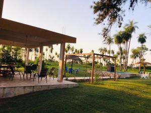 ein Pavillon mit Stühlen und Tischen in einem Park in der Unterkunft Dúplex Birnbaum Ruiz Diaz in Roque González de Santa Cruz