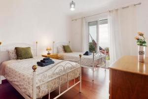 a bedroom with two beds and a window at Blissful Haven - Soulful Stays in Ilhéu Mole