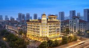 a large building in a city at night at Jinjiang Metropolo Hotel Shenyang Country Garden Datong Lake Subway Station Branch in Shenyang