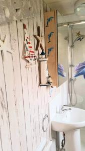 Un baño con lavabo, inodoro y espejo. en B8 The chase caravan park, caravan ref B 3 Bed 8 Berth, en Ingoldmells