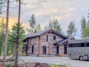 a bus parked in front of a log cabin at Holiday Villa Karhunkelo - sis 4 kpl hissilippuja in Ukkohalla +38 photos
