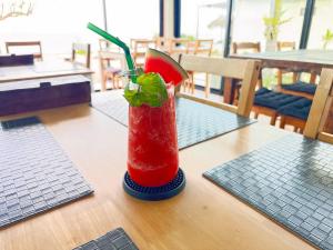 a drink sitting on top of a table at Chansi Beachresort in Tha Sala