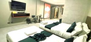 Μια τηλεόραση ή/και κέντρο ψυχαγωγίας στο Collection O Grey Hotel