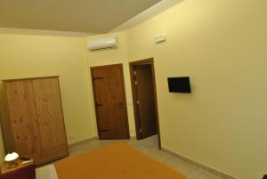 Telewizja i/lub zestaw kina domowego w obiekcie Roma Tourist House