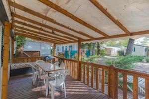 a patio with a table and chairs on a deck at Mobil-home in La Roque-dʼAnthéron