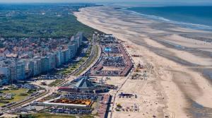an aerial view of a beach and the ocean at Appartement plein centre à 300m de la plage in Le Touquet-Paris-Plage +4 photos