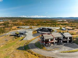 una vista aerea di un parco con un parco giochi di Koselig leilighet med ski in ski out på Golsfjellet a Gol