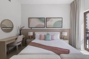 Ένα ή περισσότερα κρεβάτια σε δωμάτιο στο F1 Chic Yas Studio Park Discounts! Near Yas Golf