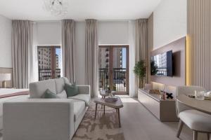 Et tv og/eller underholdning på F1 Chic Yas Studio Park Discounts! Near Yas Golf