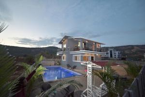 Bazén v ubytování ll EMPYREAN STAY ll 4BHK VILLA ll AC ll LARGEST SWIMMING POOL IN LONAVALA ll nebo v jeho okolí