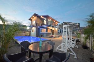 Bazén v ubytování ll EMPYREAN STAY ll 4BHK VILLA ll AC ll LARGEST SWIMMING POOL IN LONAVALA ll nebo v jeho okolí
