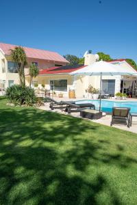 a backyard with a picnic table and an umbrella at Junior-Suite Merlot in Cape Town