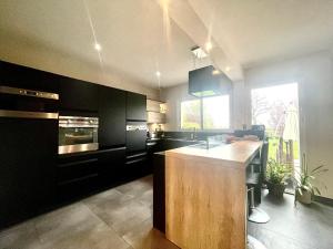Kuchyň nebo kuchyňský kout v ubytování Maison avec jacuzzi et sauna