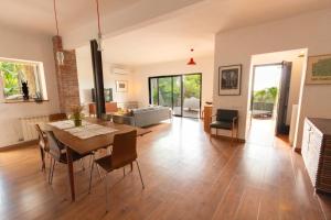 Un comedor y una sala de estar con mesa y sillas. en Sun & Sand Sanctuary - 2km to beach and 20km BCN!, en Castelldefels