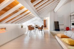 Khu vực ghế ngồi tại Luxury Rooftop Piazza Erbe Verona +12 ảnh