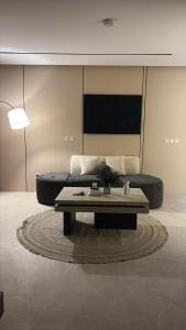 Una sala de estar con un sofá y una mesa de café. en Jo studio, en Ar Ruqayyiqah