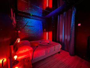 Postel nebo postele na pokoji v ubytování LOVE ROOM Adulte Only + 38 fotografií