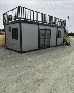 un piccolo edificio con balcone sopra di Anastasi Tiny Homes a Kakopetria