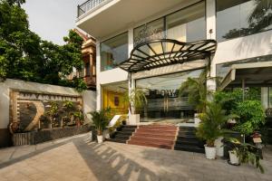 a building with potted plants in front of it at Royal Hotel & Spa Vinh Yen 2 in Háu Nữ