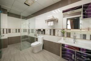 a bathroom with a toilet and a shower and a sink at Royal Hotel & Spa Vinh Yen 2 in Háu Nữ