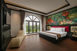 a hotel room with a bed and a large window at Royal Hotel & Spa Vinh Yen 2 in Háu Nữ