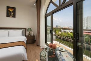 a hotel room with a bed and a large window at Royal Hotel & Spa Vinh Yen 2 in Háu Nữ