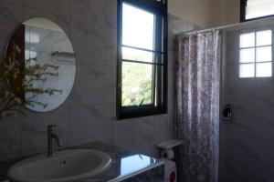 Ένα μπάνιο στο K Garden Homestay Chiang Rai