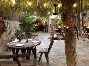 ein Restaurant mit Tischen und einem Baum in einem Innenhof in der Unterkunft Catalunya Casas Unique villa in Costa Maresme 27km to Barcelona! in Argentona