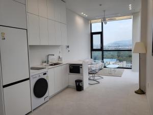 ソウルにあるSun&Uの白いキッチン(シンク、食器洗い機付)