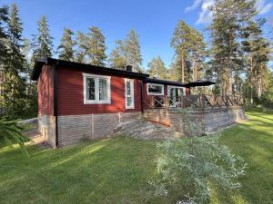 una piccola cabina nel bosco con un cortile di Charming cottage with partial lake view near Hultsfred a Bjärkhult