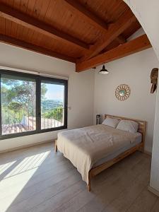 Un dormitorio con una cama y una ventana grande en Sun & Sand Sanctuary - 2km to beach and 20km BCN!, en Castelldefels