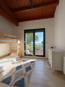 Un dormitorio con dos literas y una gran ventana. en Sun & Sand Sanctuary - 2km to beach and 20km BCN!, en Castelldefels