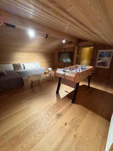 a room with a table in a room with a bed at Somptueux Chalet 12 personnes - Villaroger in Villaroger