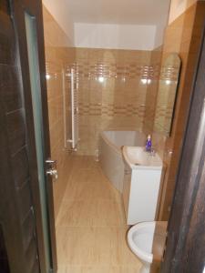 een badkamer met een bad, een toilet en een wastafel bij Studio Lujerului 2 in Boekarest