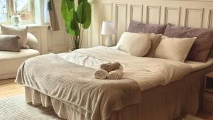 Un dormitorio con una cama con dos toallas encima. en Oslo Living, en Oslo 40 fotos más