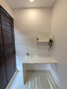 une salle de bain blanche avec un lavabo et une fenêtre dans l'établissement Modern Hill-View Studio - Work-Friendly - Pashan, à Pune 13 autres photos