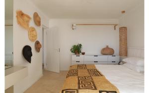 a bedroom with a bed in a room at Blanc de Blanc in Yzerfontein