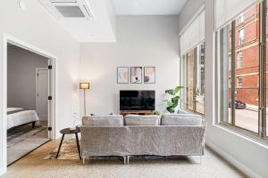 een woonkamer met een bank en een tv bij Spacious 2BR CozySuites OTR Downtown #13 in Cincinnati +44 foto's