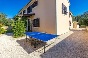 - une table de ping-pong devant le bâtiment dans l'établissement Villa Cirka in Central Istria for 14 persons with a 36 m2 heated pool, gaming & activities for kids and adults, à Svetvinčenat