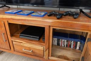 - un centre de divertissement en bois avec une télévision dans l'établissement Villa Cirka in Central Istria for 14 persons with a 36 m2 heated pool, gaming & activities for kids and adults, à Svetvinčenat