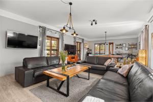 un salon avec un canapé et une table dans l'établissement Villa Cirka in Central Istria for 14 persons with a 36 m2 heated pool, gaming & activities for kids and adults, à Svetvinčenat